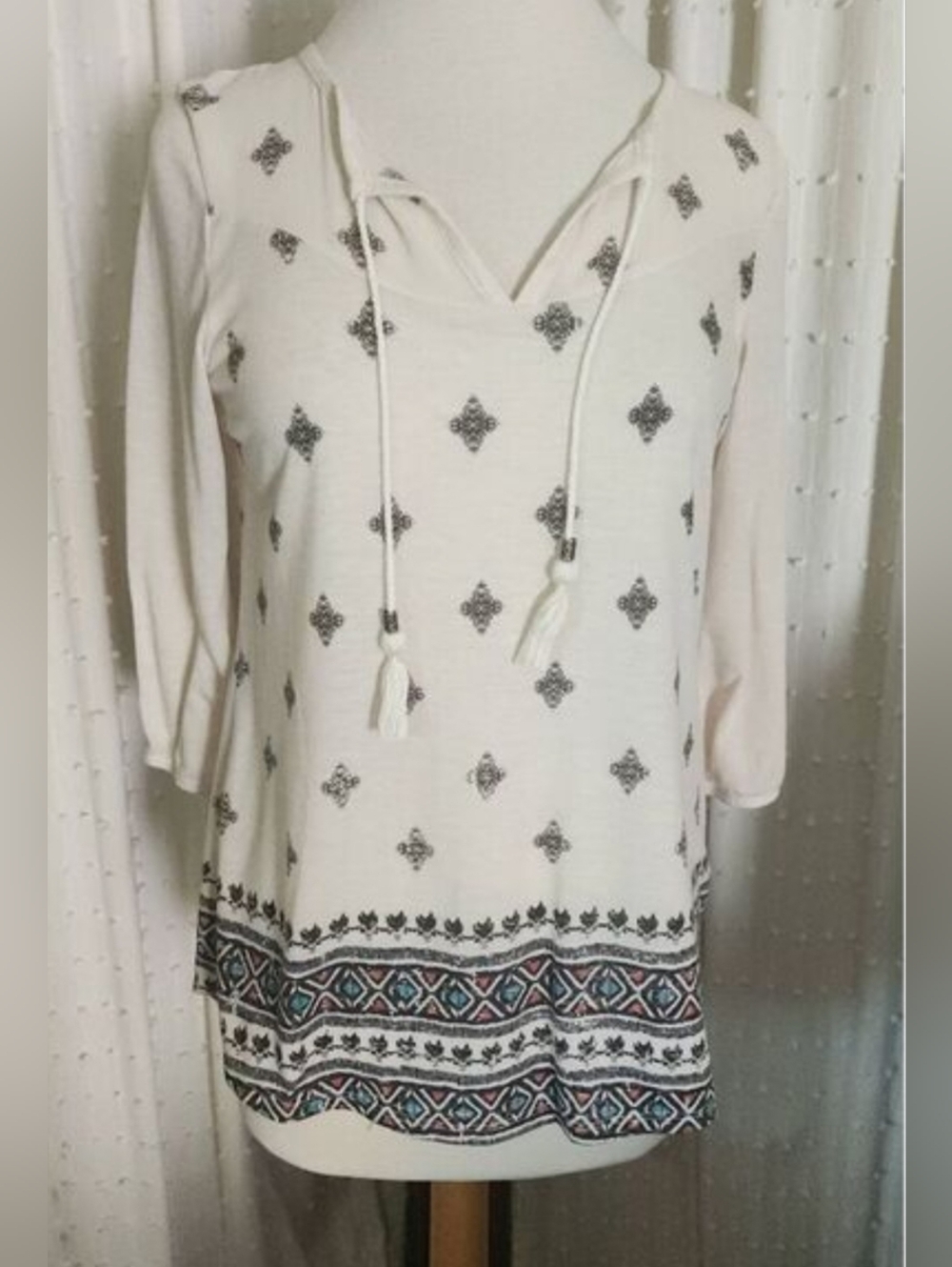 f22 Maurices White w Southwestern style Linen Blend Top 3/4 sleeves v-neck